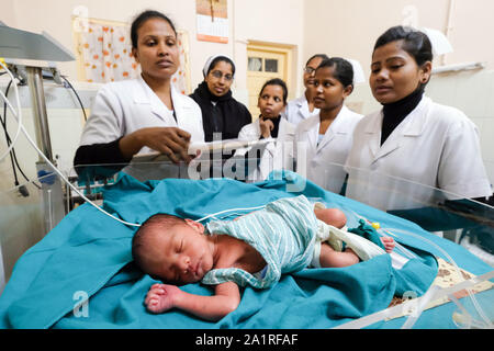 Medici e infermieri sorelle al letto di un bambino prematuro nella chiesa cattolica Seva Nidas ospedale in Dhekiajulil. Stato federale Assam, il Nordest dell India, Asia Foto Stock