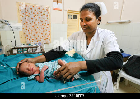 Suore infermiere al letto di un bambino prematuro nella chiesa cattolica Seva Nidas ospedale in Dhekiajulil. Stato federale Assam, il Nordest dell India, Asia Foto Stock