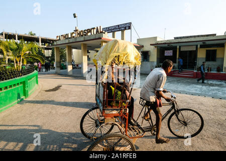 Trasporto su un triciclo per la missione cattolica Borang Ospedale della diocesi di Tezpur nello stato di Assam, il Nordest dell India, Asia Foto Stock