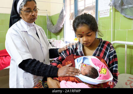 Suora infermiera e madre con il suo neonato 3-giorno-vecchia ragazza alla Missione Cattolica Borang Ospedale della diocesi di Tezpur nello stato di Assam, nel Nordest dell India, Asia Foto Stock