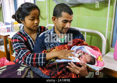 Coppia con i neonati di 3 giorno di età ragazza alla Missione Cattolica Borang Ospedale della diocesi di Tezpur nello stato di Assam, nel Nordest dell India, Asia Foto Stock