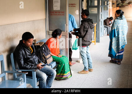 I visitatori in sala di attesa presso la missione cattolica Borang Ospedale della diocesi di Tezpur nello stato di Assam, nel Nordest dell India, Asia Foto Stock