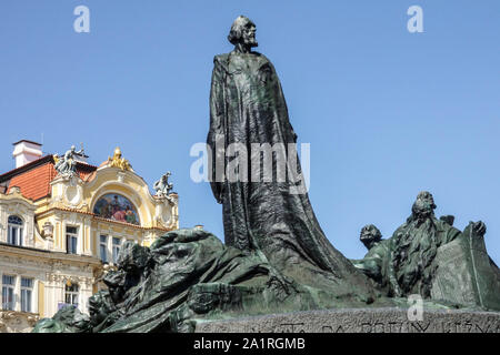 Memoriale del riformatore religioso John Huss Jan Hus in Piazza della città Vecchia di Praga Jan Hus Repubblica Ceca Foto Stock