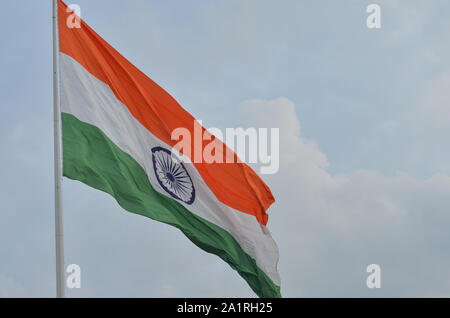 Indian bandiera nazionale il tricolore svolazzanti e dispiegarsi in Central Park a Connaught Place, Delhi, India. Foto Stock