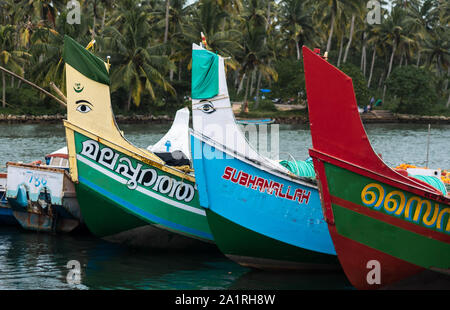 Barche da pesca tradizionali ormeggiate in un piccolo porto di pescatori nel distretto di Trivandrum, Kerala, India Foto Stock