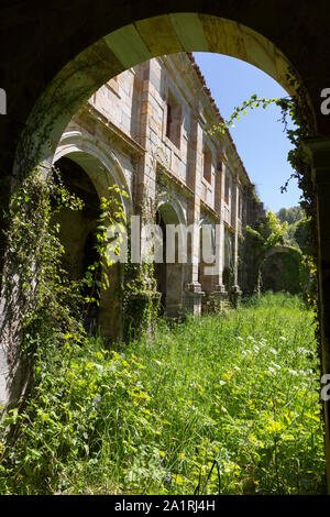 Chiostro ricoperta presso le rovine del monastero di Santa María la Real de Obona lungo il Camino Primitivo. Dopo la visita di re Alfonso IX designato Foto Stock