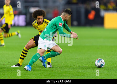 Dortmund, Germania. 28 settembre 2019. duelli, duello tra Axel Witsel (Borussia Dortmund) e Milot Rashica (Werder Brema). GES/calcio/1. Bundesliga: Borussia Dortmund - Werder Brema, 28.09.2019 - Calcetto 1° Divisione: Borussia Dortmund vs Werder Brema, Dortmund, Settembre 28, 2019 - DFL regolamenti vietano qualsiasi uso di fotografie come sequenze di immagini e/o quasi-video. | Utilizzo di credito in tutto il mondo: dpa picture alliance/Alamy Live News Foto Stock