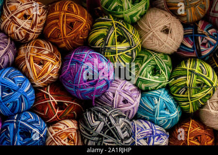 Palle di multi-filato colorato. Il concetto di lavoro di ricamo, lavorazione a maglia Foto Stock