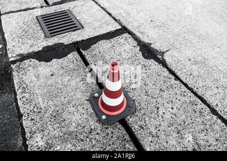 Rosso e bianco cono di traffico shoot Foto Stock