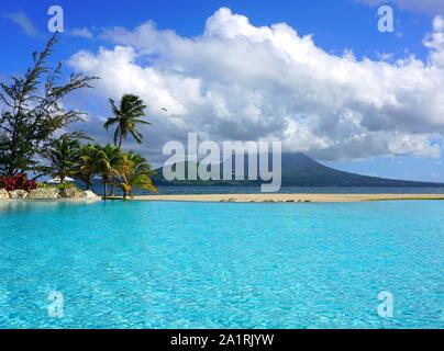 Visualizzazione giorno del picco di Nevis vulcano in tutta l'acqua da St Kitts Foto Stock