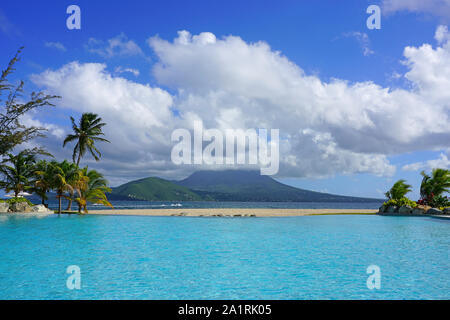 Visualizzazione giorno del picco di Nevis vulcano in tutta l'acqua da St Kitts Foto Stock