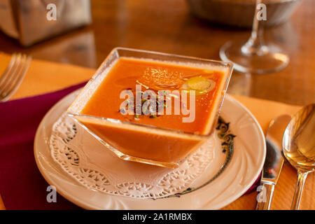 Famosa zuppa di verdure da Cordoba, Andalusia salmorejo servito freddo in Cafe per pranzo come antipasto piatto close up Foto Stock