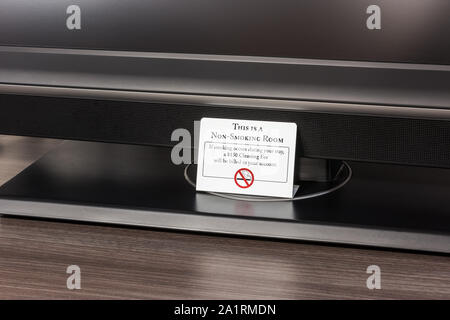 Non fumatori con etichetta di avvertimento in Hotel Room, dicendo a 150 USD tassa di pulizia verrà addebitato al conto quando si fuma. Foto Stock