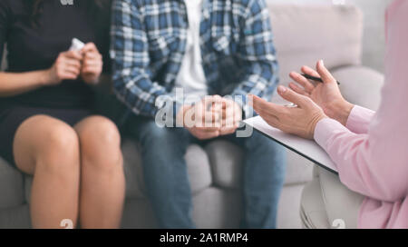 Psicoterapeuta a parlare con i pazienti, per discutere i problemi della loro famiglia Foto Stock