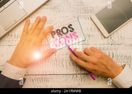 La scrittura della nota mostra Pro Cost. Il concetto di business per le favorevoli e sfavorevoli fattori o motivi di dimostrazione Foto Stock