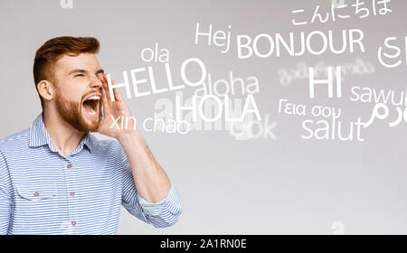 Crazy emotional man urlando ciao in diverse lingue Foto Stock