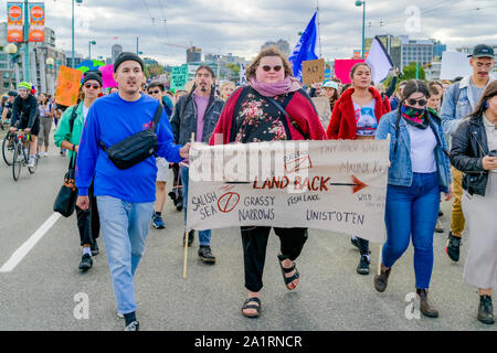 Centinaia di manifestanti indigeni al clima globale sciopero, Vancouver, British Columbia, Canada Foto Stock