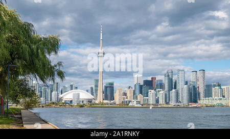 Guardando verso il centro cittadino di Toronto Ontario dal punto Hanlans Toronto Islands. Foto Stock