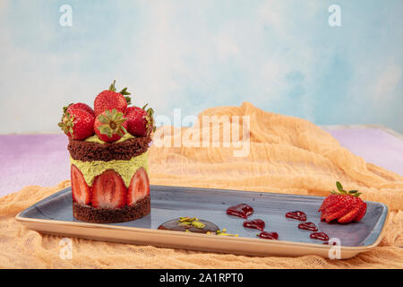 Assunzione di una deliziosa torta di fragole dalla piastra utilizzando la pala, vicino. Foto Stock