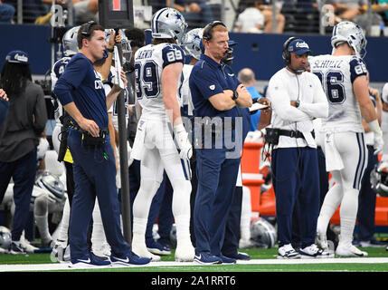 Sep 22, 2019: Dallas Cowboys coordinatore offensivo Kellen Moore (sinistra) e head coach Jason Garrett sul diversivo durante un gioco di NFL tra i delfini di Miami e Dallas Cowboys di AT&T Stadium di Arlington, TX Dallas sconfitto Miami 31-6 Albert Pena/CSM Foto Stock