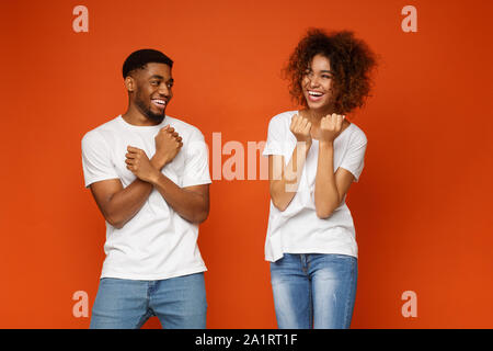 Allegro africana di un uomo e di una donna ingannare, clenching a suon di pugni Foto Stock