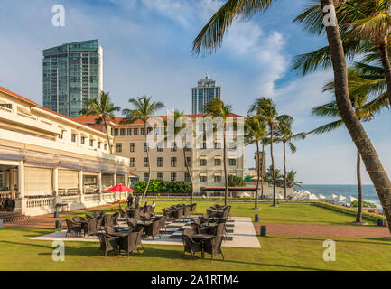 Uno di Sri Lanka iconici punti di riferimento, il Galle Face Hotel, è situato nel cuore di Colombo, lungo la passeggiata a mare e di fronte al famoso Galle Face Gr Foto Stock