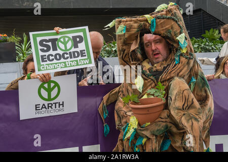 Londra, Regno Unito. Il 28 settembre 2019. Un uomo arriva vestita come una struttura ad albero per la protesta "Euston: abbiamo un problema' guidata da Chris Packham e la Woodland Trust contro questa distruzione insensata di insostituibile ecosistemi preziosi. Benché il futuro del HS2 progetto alta velocità ora è dubbia, la distruzione di antichi boschi sul suo percorso è ancora andare avanti. Sud Cubbington legno, a causa di essere distrutto il 9 ottobre è uno dei 30 classificati antichi boschi tra un totale di 108 boschi per essere interamente o parzialmente perso per HS2. Peter Marshall / Alamy Live News Foto Stock