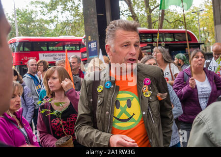 Londra, Regno Unito. Il 28 settembre 2019. Chris Packham alla protesta "Euston: abbiamo un problema' guidata da e la Woodland Trust contro questa distruzione insensata di insostituibile ecosistemi preziosi. Benché il futuro del HS2 progetto alta velocità ora è dubbia, la distruzione di antichi boschi sul suo percorso è ancora andare avanti. Sud Cubbington legno, a causa di essere distrutto il 9 ottobre è uno dei 30 classificati antichi boschi tra un totale di 108 boschi per essere interamente o parzialmente perso per HS2. Peter Marshall / Alamy Live News Foto Stock