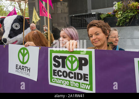 Londra, Regno Unito. Il 28 settembre 2019. Persone e poster a protestare " Euston: abbiamo un problema' guidata da Chris Packham e la Woodland Trust contro questa distruzione insensata di insostituibile ecosistemi preziosi. Benché il futuro del HS2 progetto alta velocità ora è dubbia, la distruzione di antichi boschi sul suo percorso è ancora andare avanti. Sud Cubbington legno, a causa di essere distrutto il 9 ottobre è uno dei 30 classificati antichi boschi tra un totale di 108 boschi per essere interamente o parzialmente perso per HS2. Peter Marshall / Alamy Live News Foto Stock