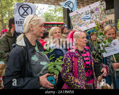 Londra, Regno Unito. Il 28 settembre 2019. Le persone entrano con alberi in vasi alla protesta "Euston: abbiamo un problema' guidata da Chris Packham e la Woodland Trust contro questa distruzione insensata di insostituibile ecosistemi preziosi. Benché il futuro del HS2 progetto alta velocità ora è dubbia, la distruzione di antichi boschi sul suo percorso è ancora andare avanti. Sud Cubbington legno, a causa di essere distrutto il 9 ottobre è uno dei 30 classificati antichi boschi tra un totale di 108 boschi per essere interamente o parzialmente perso per HS2. Peter Marshall / Alamy Live News Foto Stock