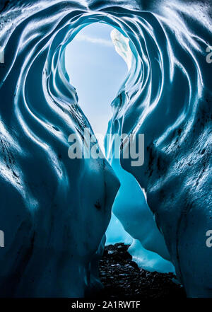 Tall ingresso ad arco a deep blue caverna di ghiaccio del ghiacciaio Matanuska in Alaska. Foto Stock