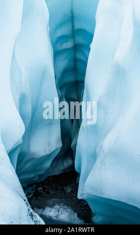 Canyon stretto-come ingresso cercando in una grande grotta di ghiaccio sul ghiacciaio Matanuska in Alaska. Foto Stock