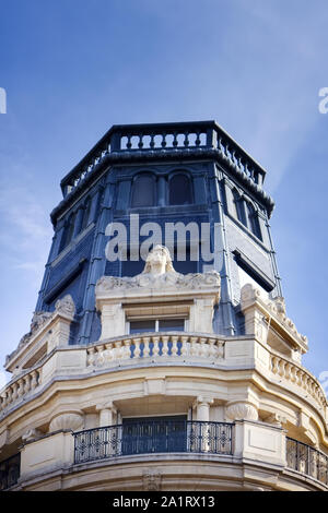 Angolo pomo della casa nella forma di una torre fortezza (donjon, la torretta) Foto Stock