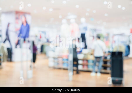 Abstract sfocato di moda negozio di abbigliamento boutique interno nel centro commerciale per lo shopping, con bokeh sfondo luminoso. Foto Stock