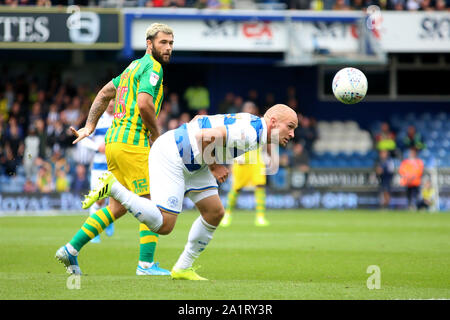 Londra, Regno Unito. 28 Sep, 2019. Toni Leistner di Queens Park Rangers e Charlie Austin di West Bromwich Albion (l) durante l EFL Skybet partita in campionato, Queens Park Rangers v West Bromwich Albion presso il principe Kiyan Foundation Stadium Loftus Road a Londra sabato 28 settembre 2019. Questa immagine può essere utilizzata solo per scopi editoriali. Solo uso editoriale, è richiesta una licenza per uso commerciale. Nessun uso in scommesse, giochi o un singolo giocatore/club/league pubblicazioni. Credito: Andrew Orchard fotografia sportiva/Alamy Live News Foto Stock