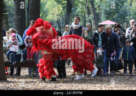 Kiev, Ucraina. 28 Sep, 2019. La gente guarda un cinese tradizionale danza leone durante una manifestazione culturale di Kiev, in Ucraina, il 7 settembre 28, 2019. Un evento culturale intitolato "insolito Viaggio in Cina", che è stato organizzato dalla città di Kiev governo e dedicata al settantesimo anniversario della fondazione della Repubblica popolare cinese, ha avuto luogo in uno dei Central Kiev parchi della capitale dell'Ucraina di sabato. Credito: Sergey Starostenko/Xinhua/Alamy Live News Foto Stock