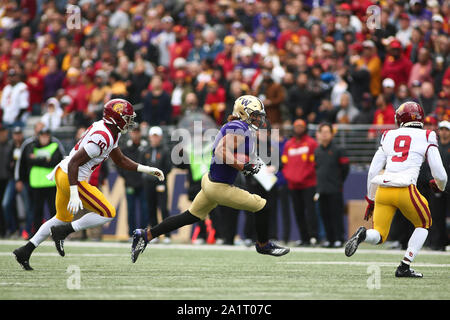 Seattle, WA, Stati Uniti d'America. 28 Sep, 2019. Washington Huskies stretto fine Hunter Bryant (1) viene eseguito dopo un fermo e viene perseguito mediante Southern California Trojans defensive back Greg Johnson (9) e della California del Sud Trojan linebacker John Houston Jr (10) durante un gioco tra il Southern California Trojan e Washington Huskies in Alaska Airlines campo presso Husky Stadium di Seattle, WA. Sean marrone/CSM/Alamy Live News Foto Stock