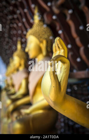 Statue buddiste al Seema Malaka tempio sul lago di Beira si siede in un contesto di sviluppo urbano in Sri Lanka capitale di Columbo. Foto Stock