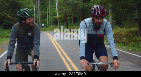 Data di rilascio: novembre 22, 2020 Titolo: la salita STUDIO: Sony Pictures Classics direttore: Michael Angelo Covino trama: uno sguardo all'amicizia tra due ragazzi che si estende nel corso di molti anni. STARRING: Kyle Marvin come Kyle, MICHAEL ANGELO COVINO come Mike. (Credito Immagine: © Sony Pictures Classics/Entertainment Immagini) Foto Stock