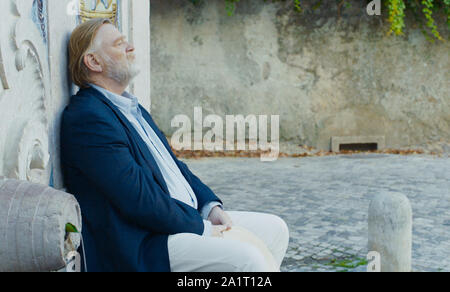 Data di rilascio: ottobre 25, 2019 Titolo: Frankie STUDIO: Sony Pictures Classics direttore: Ira Sachs trama: tre generazioni alle prese con un'esperienza che cambia la vita durante un giorno di vacanza a Sintra, Portogallo, una storica città nota per i suoi giardini densa e fiabesca ville e palazzi. STARRING: Brendan Gleeson come Jimmy. (Credito Immagine: © Sony Pictures Classics/Entertainment Immagini) Foto Stock