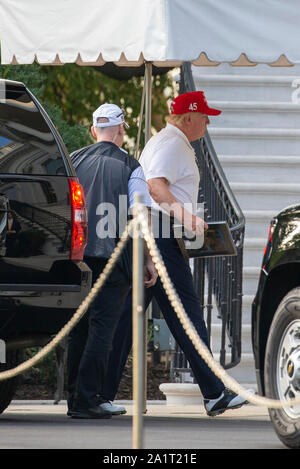 Washington DC, Stati Uniti d'America. 28 Sep, 2019. Il Presidente degli Stati Uniti, Trump ritorna alla Casa Bianca dopo aver trascorso la giornata il golf in Washington, DC, Stati Uniti, sabato 28 settembre, 2019. Credito: MediaPunch Inc/Alamy Live News Foto Stock