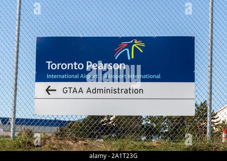 Cartello dell'aeroporto internazionale Pearson di Toronto, alla periferia dell'aeroporto, vicino all'ufficio della GTAA Administration. Foto Stock