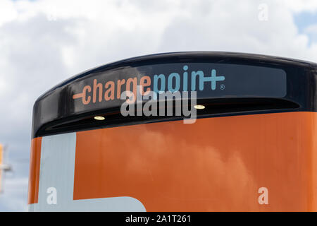 Logo ChargePoint in cima a una delle stazioni di ricarica dei veicoli elettrici (EV). Foto Stock