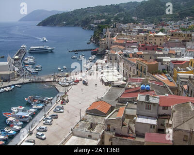 Lipari situato in corrispondenza di un'isola di nome Lipari, la più grande delle isole Eolie nel mar Tirreno vicino la Sicilia in Italia Foto Stock