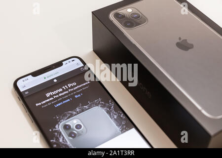 Nuovo annuncio iPhone 11 Pro sul sito Web di Apple, mostrato sull'iPhone accanto alla confezione di iPhone 11 Pro. Foto Stock