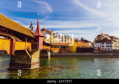 Vista sulla città vecchia di edifici e ponte in legno sul fiume Reuss di Lucerna, Svizzera Foto Stock