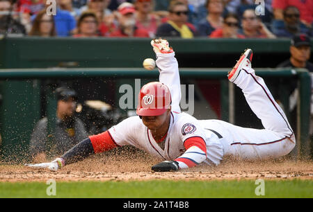 Washington, Stati Uniti. 28 Sep, 2019. Washington cittadini sinistra fielder Juan Soto (22) punteggi contro Cleveland Indians a cittadini Parco di Washington, DC il Sabato, Settembre 28, 2019. Foto di Kevin Dietsch/UPI Credito: UPI/Alamy Live News Foto Stock