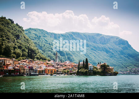 Immagine filtrata di Varenna città visto dal lago di Como, Italia Foto Stock