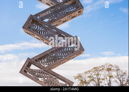 Scultura di salmone al Kayak Point Park per artista James Madison, Tulalip artista. Foto Stock