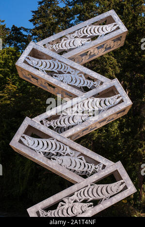 Scultura di salmone al Kayak Point Park per artista James Madison, Tulalip artista. Foto Stock